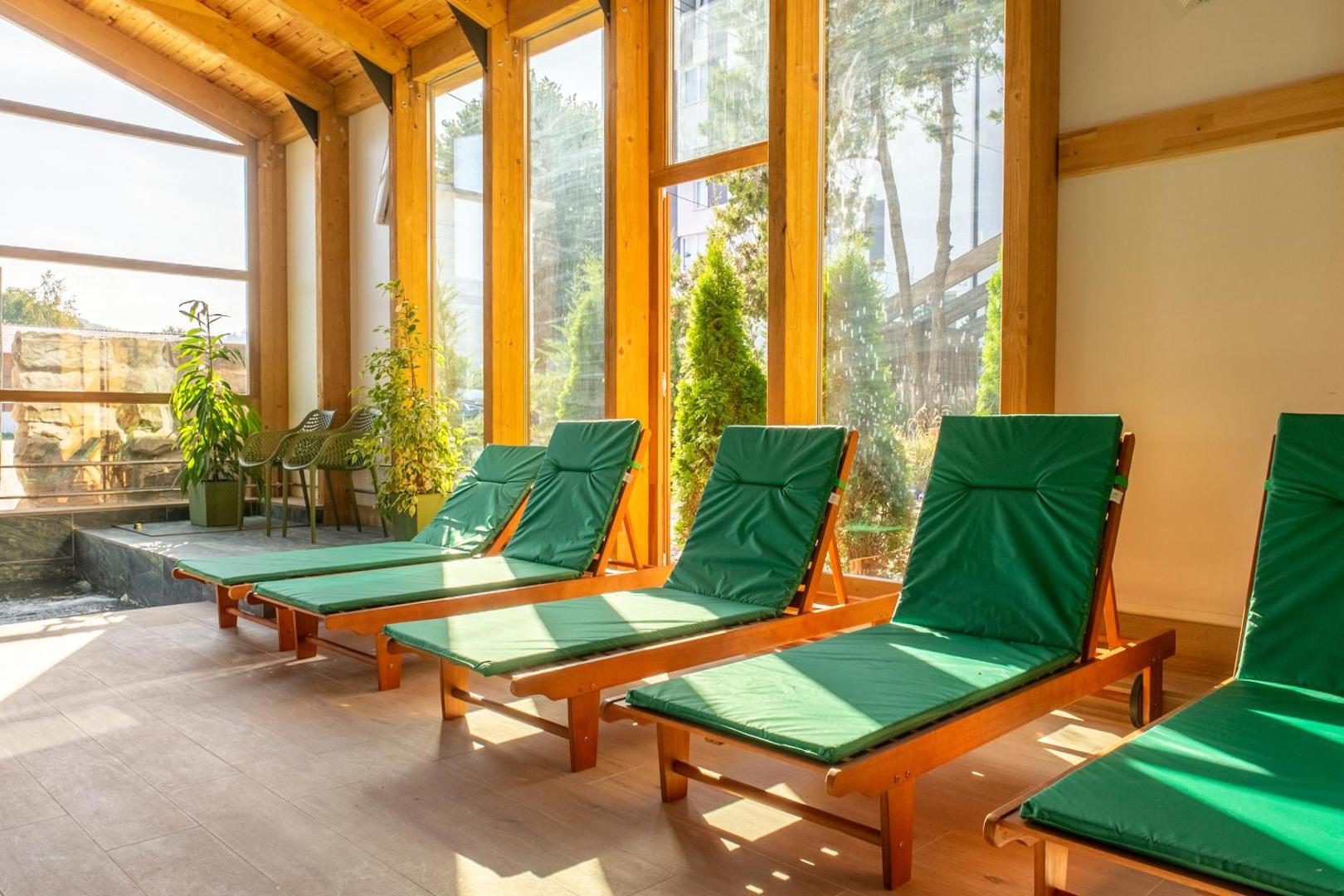 Forest Green & Spa – șezlonguri lângă piscina interioară Forest Green & Spa – șezlonguri lângă piscina interioară