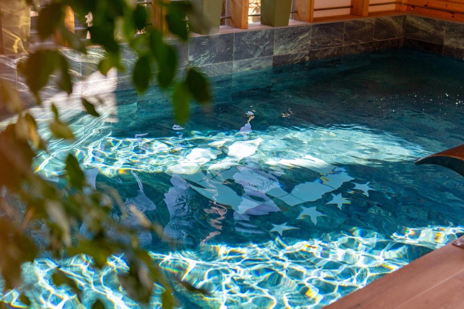 Forest Green & Spa – baie în aer liber în zona de wellness Forest Green & Spa – baie în aer liber în zona de wellness