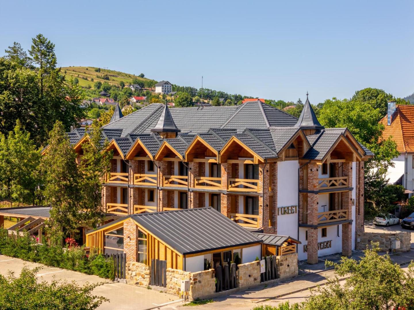 Forest Green & Spa – exteriorul hotelului din Gura Humorului Forest Green & Spa – exteriorul hotelului din Gura Humorului