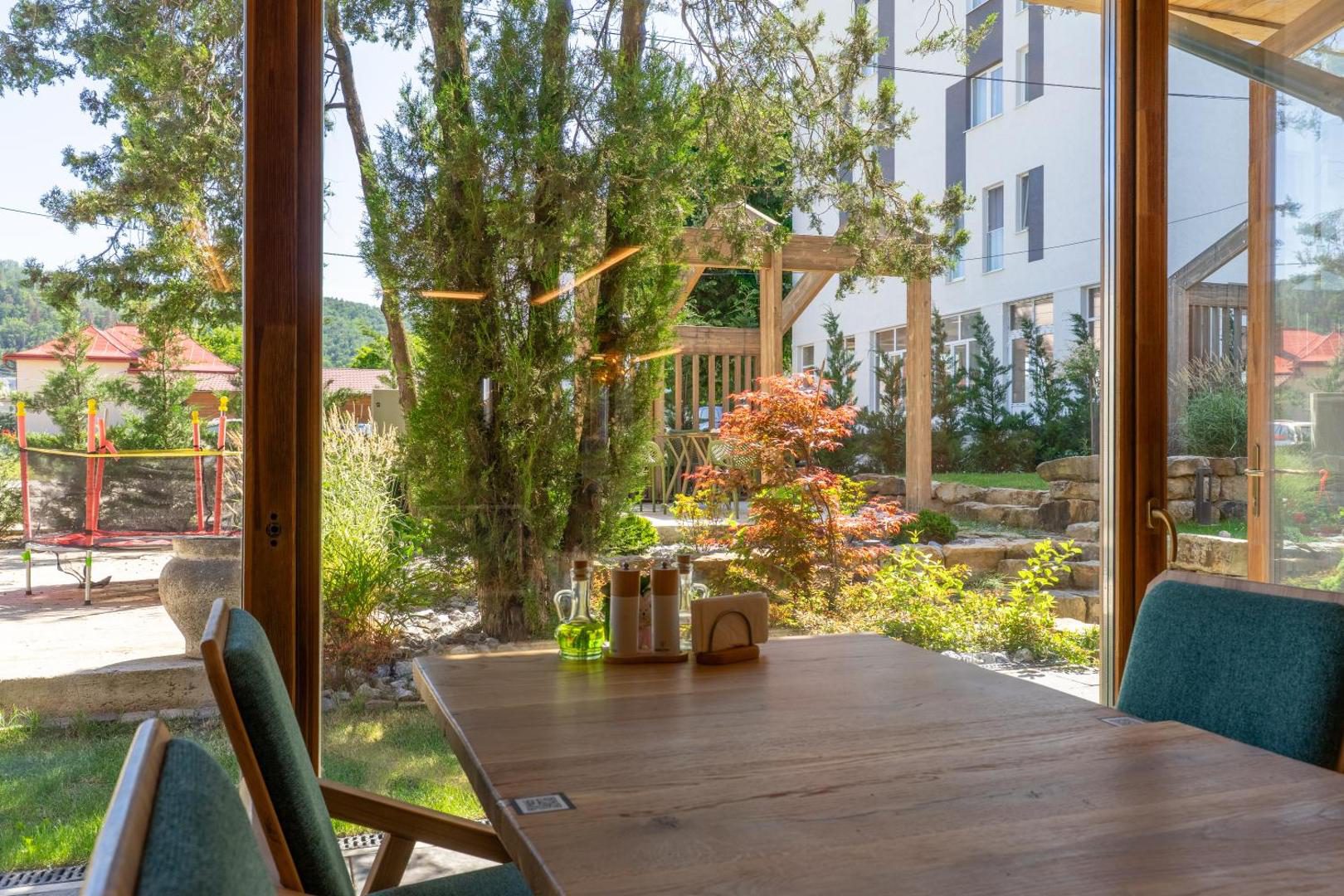 Forest Green & Spa – terasă cu vedere Forest Green & Spa – terasă cu vedere