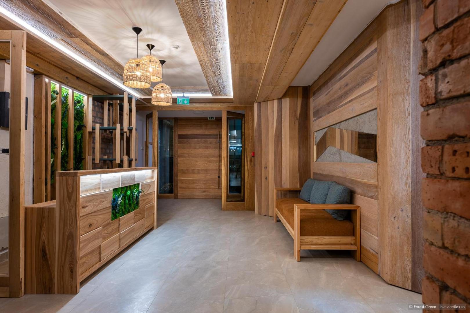 Forest Green & Spa – recepție și zonă interioară Forest Green & Spa – recepție și zonă interioară