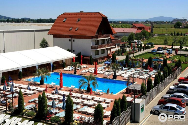 Zona de piscină a GARDEN Club Brașov cu șezlonguri și umbrele