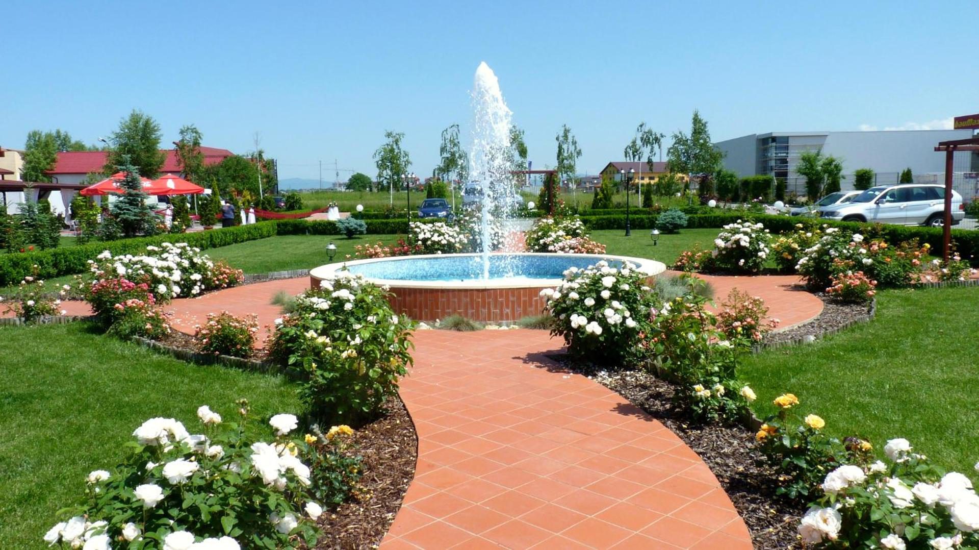 Grădina amenajată a GARDEN Club Brașov, cu fântână arteziană Grădina amenajată a GARDEN Club Brașov, cu fântână arteziană
