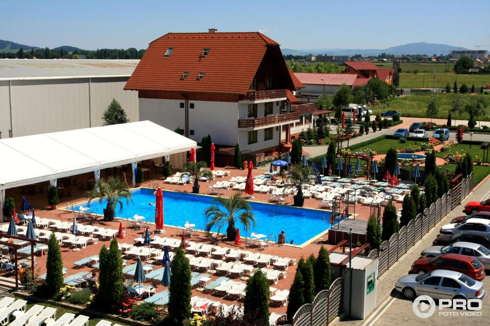Grădina cu flori a GARDEN Club Hotel & Restaurant Brașov Grădina cu flori a GARDEN Club Hotel & Restaurant Brașov