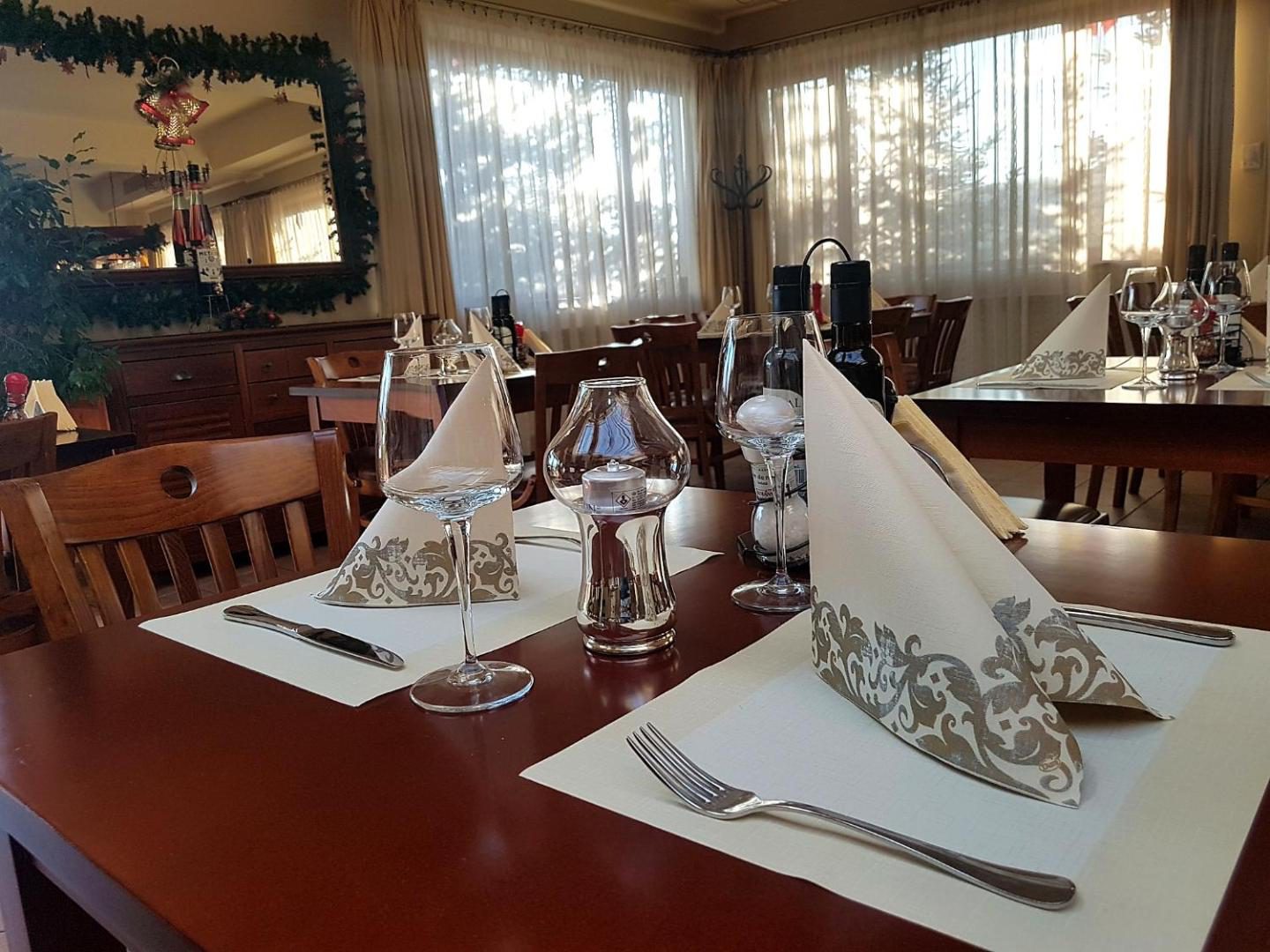 Cameră cu paturi separate la GARDEN Club Brașov Cameră cu paturi separate la GARDEN Club Brașov