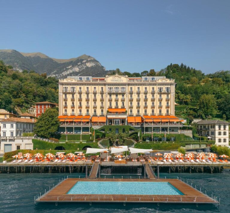 Grand Hotel Tremezzo – piscina exterioară plutitoare pe Lacul Como cu fațada hotelului în spate, Tremezzo