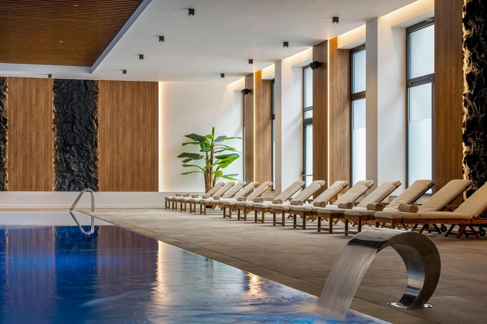 Piscină interioară încălzită cu șezlonguri la Hotel Alexandrion Experience, Sinaia Piscină interioară încălzită cu șezlonguri la Hotel Alexandrion Experience, Sinaia