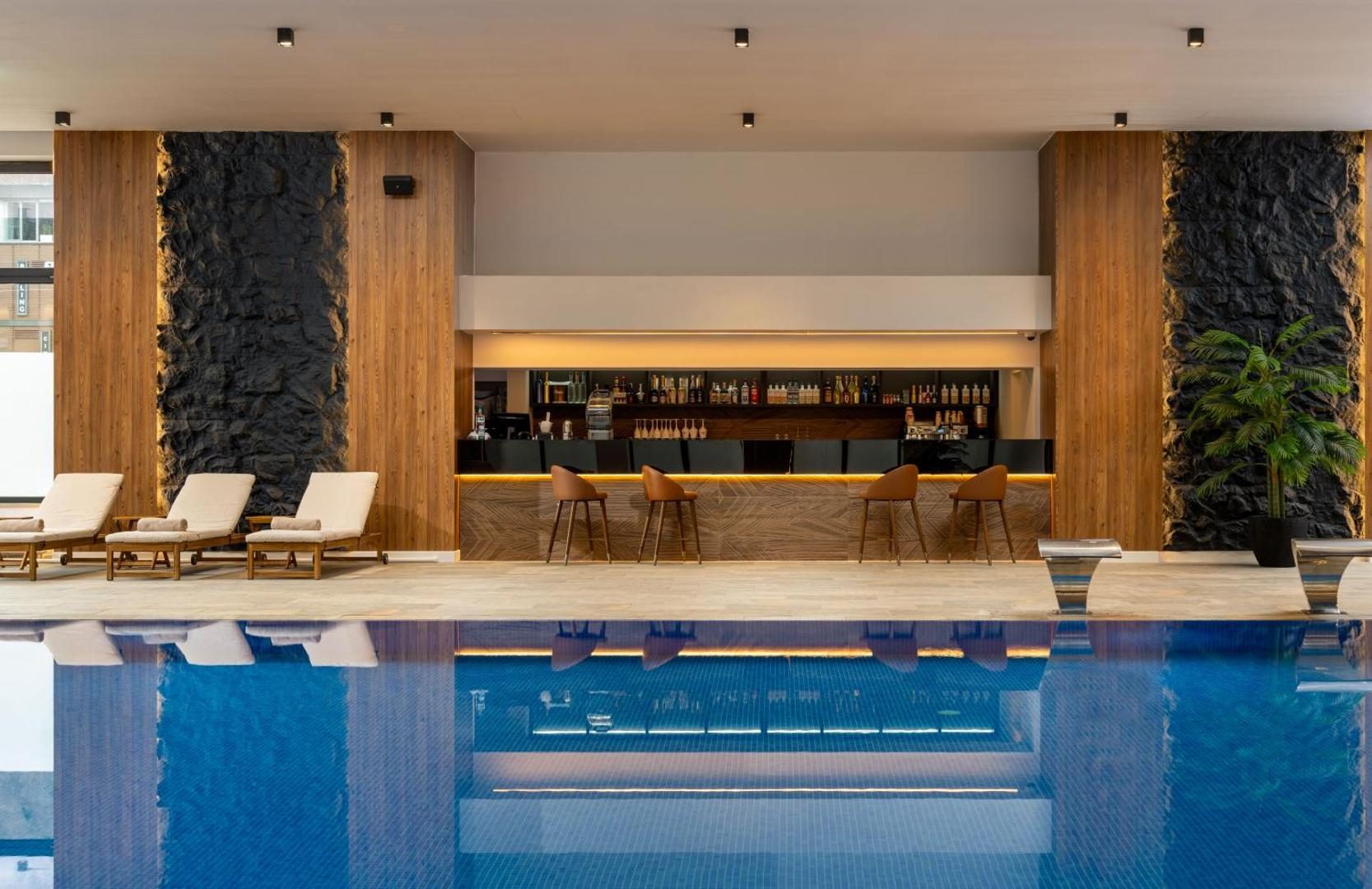 Bar la piscina interioară a Hotelului Alexandrion Experience, Sinaia Bar la piscina interioară a Hotelului Alexandrion Experience, Sinaia