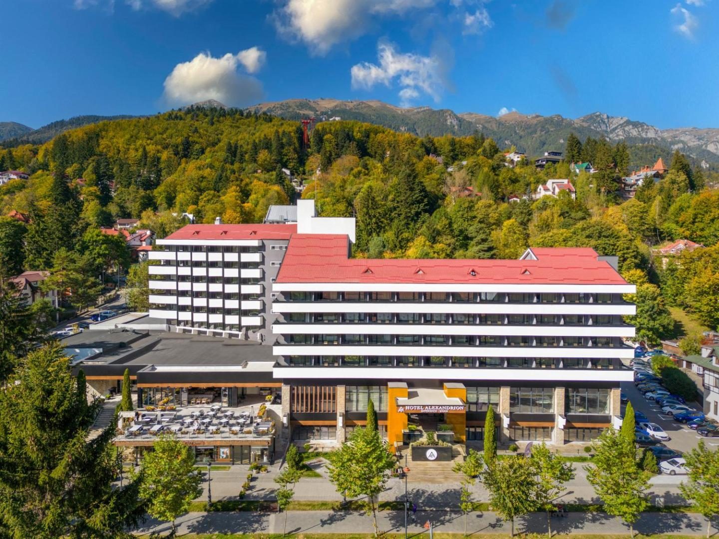 Hotel Alexandrion Experience – vedere exterioară spre Munții Carpați, Sinaia Hotel Alexandrion Experience – vedere exterioară spre Munții Carpați, Sinaia