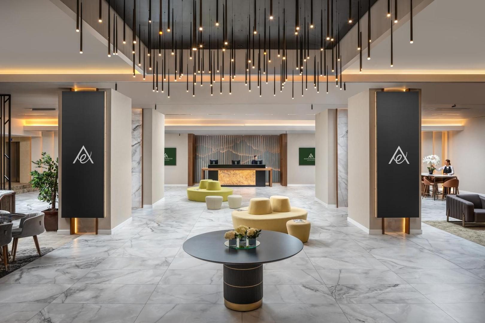 Recepția și lounge-ul Hotelului Alexandrion Experience din Sinaia Recepția și lounge-ul Hotelului Alexandrion Experience din Sinaia