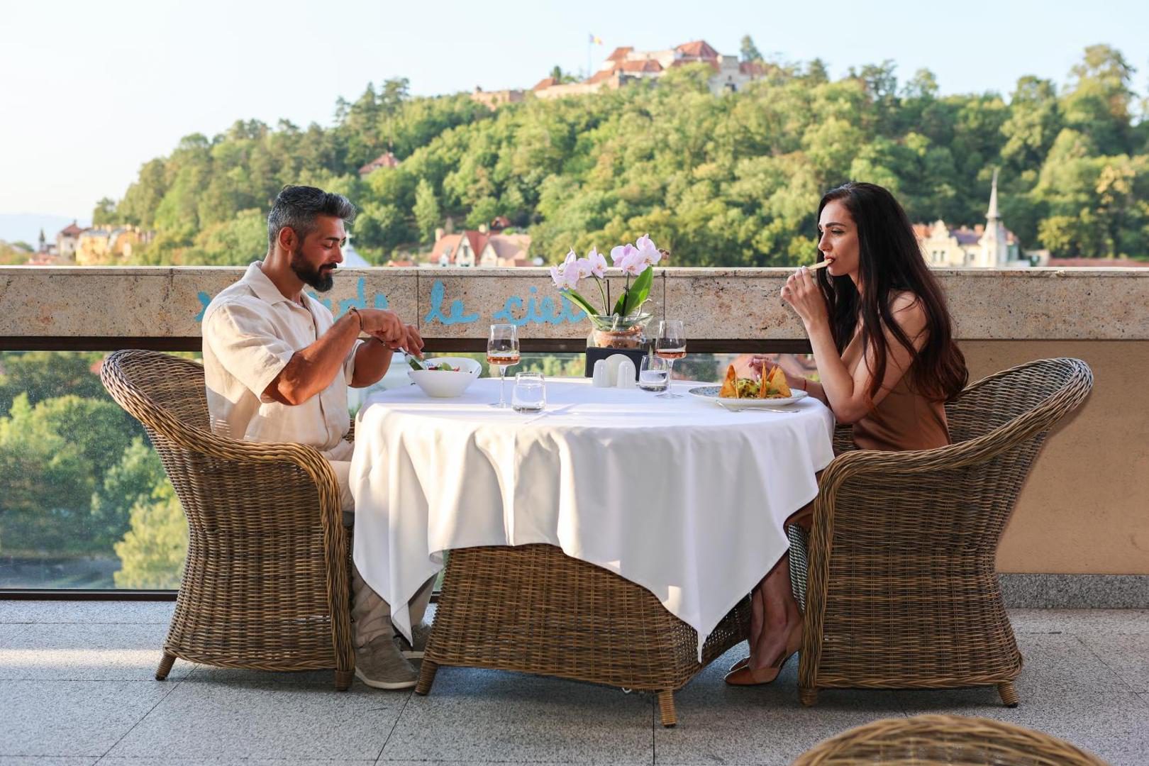 Hotel Aro Palace – terasa Horizon Roof Top cu vedere spre Cetatea Brașovului Hotel Aro Palace – terasa Horizon Roof Top cu vedere spre Cetatea Brașovului