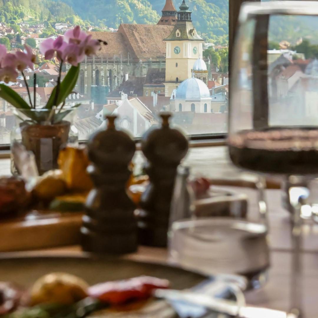 Hotel Aro Palace – restaurant cu vedere spre Biserica Neagră din Brașov Hotel Aro Palace – restaurant cu vedere spre Biserica Neagră din Brașov