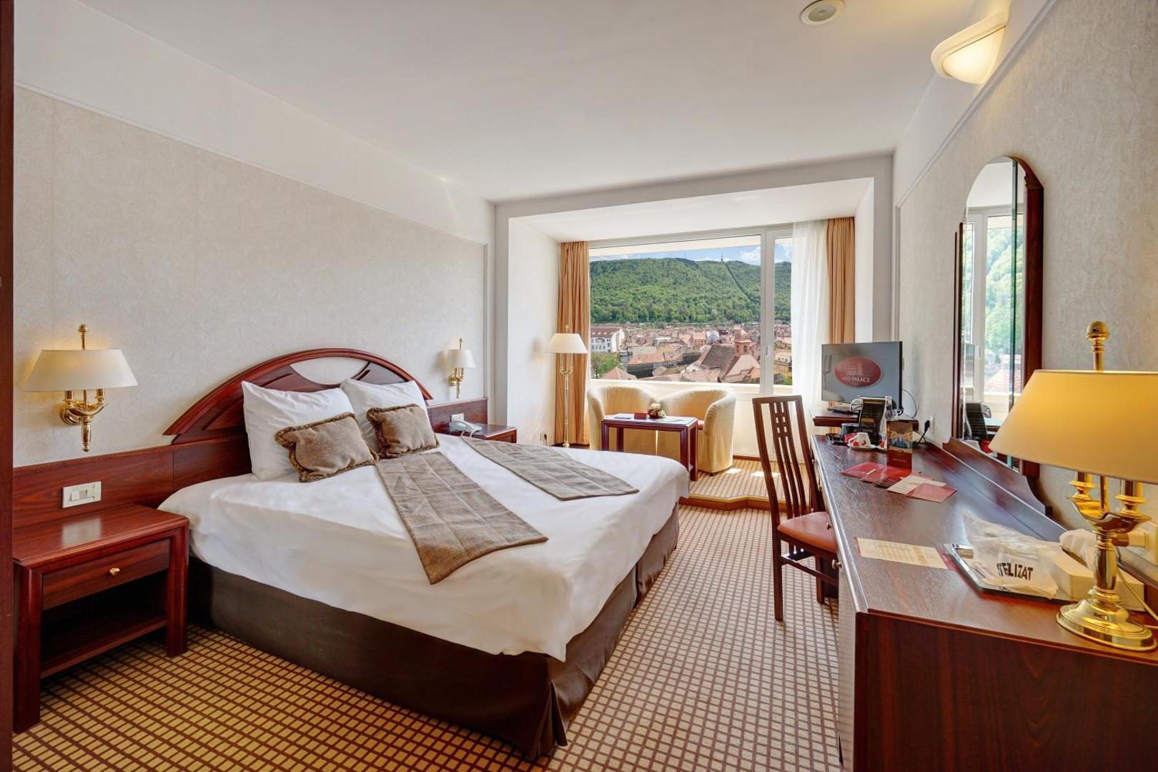 Hotel Aro Palace – cameră double cu vedere spre Muntele Tâmpa Hotel Aro Palace – cameră double cu vedere spre Muntele Tâmpa