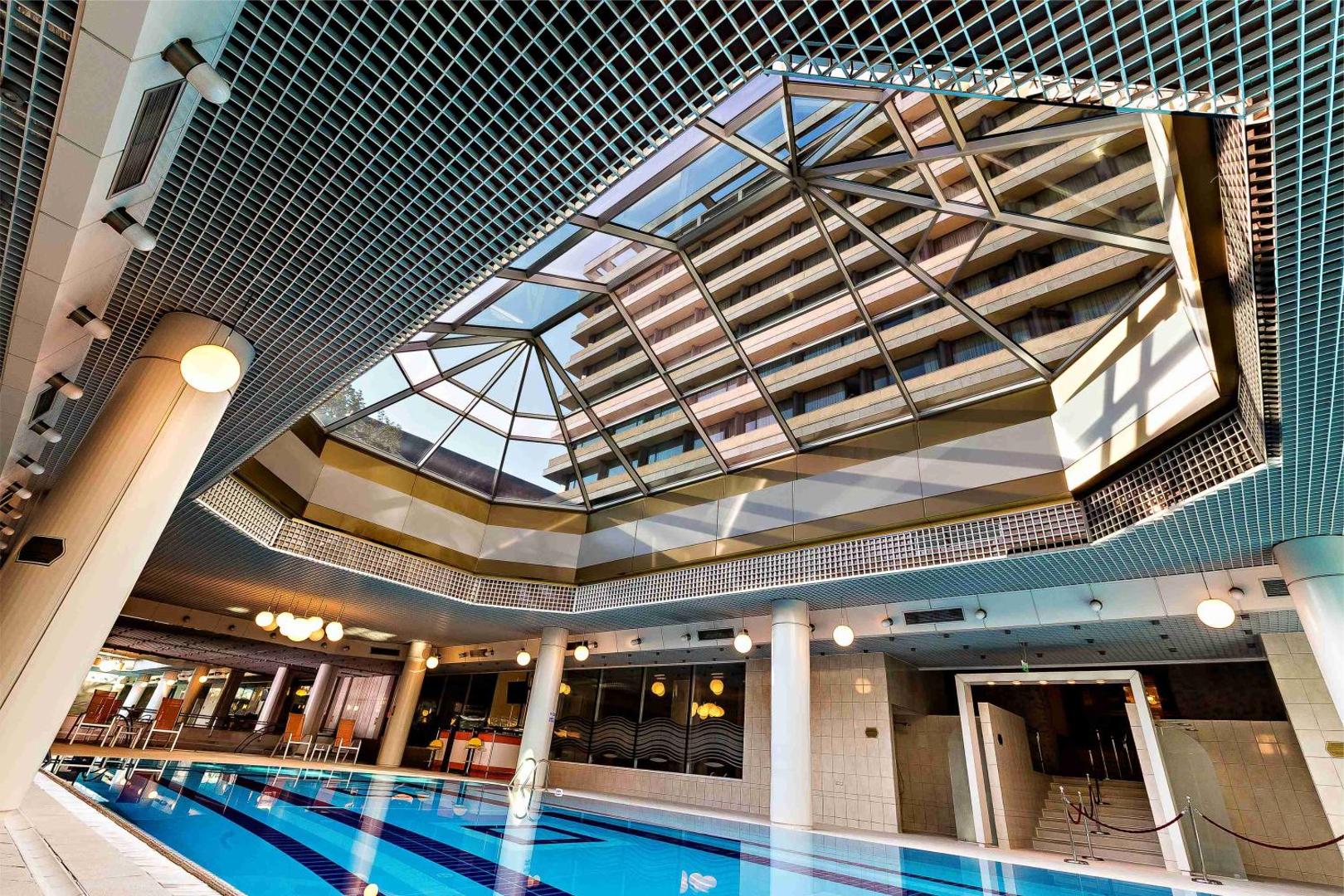 Hotel Aro Palace 10 Hotel Aro Palace – piscina interioară cu tavan vitrat