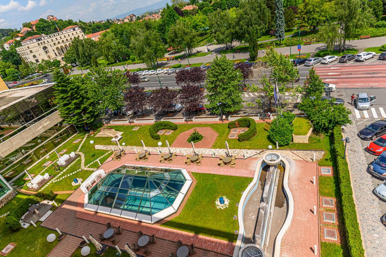 Hotel Aro Palace 11 Hotel Aro Palace – vedere aeriană spre grădina și terasele hotelului