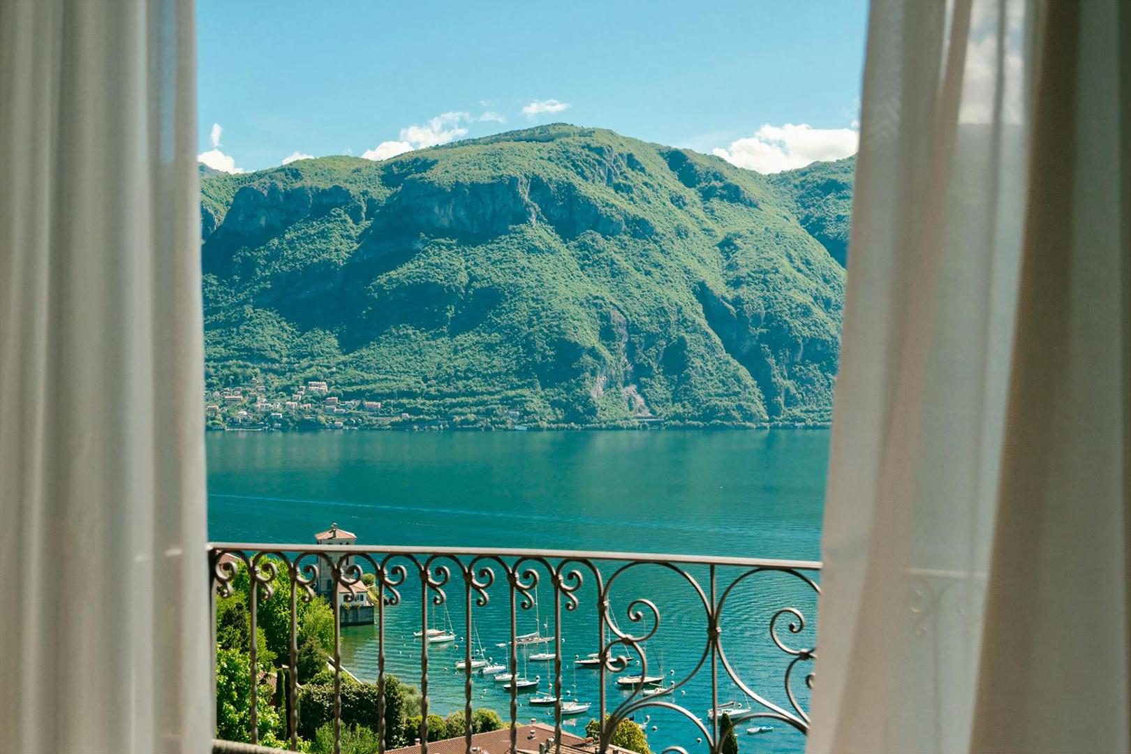 Hotel Belvedere – vedere spre Lacul Como cu barcile la ancora si muntii verzi, din fereastra hotelului Hotel Belvedere – vedere spre Lacul Como cu barcile la ancora si muntii verzi, din fereastra hotelului