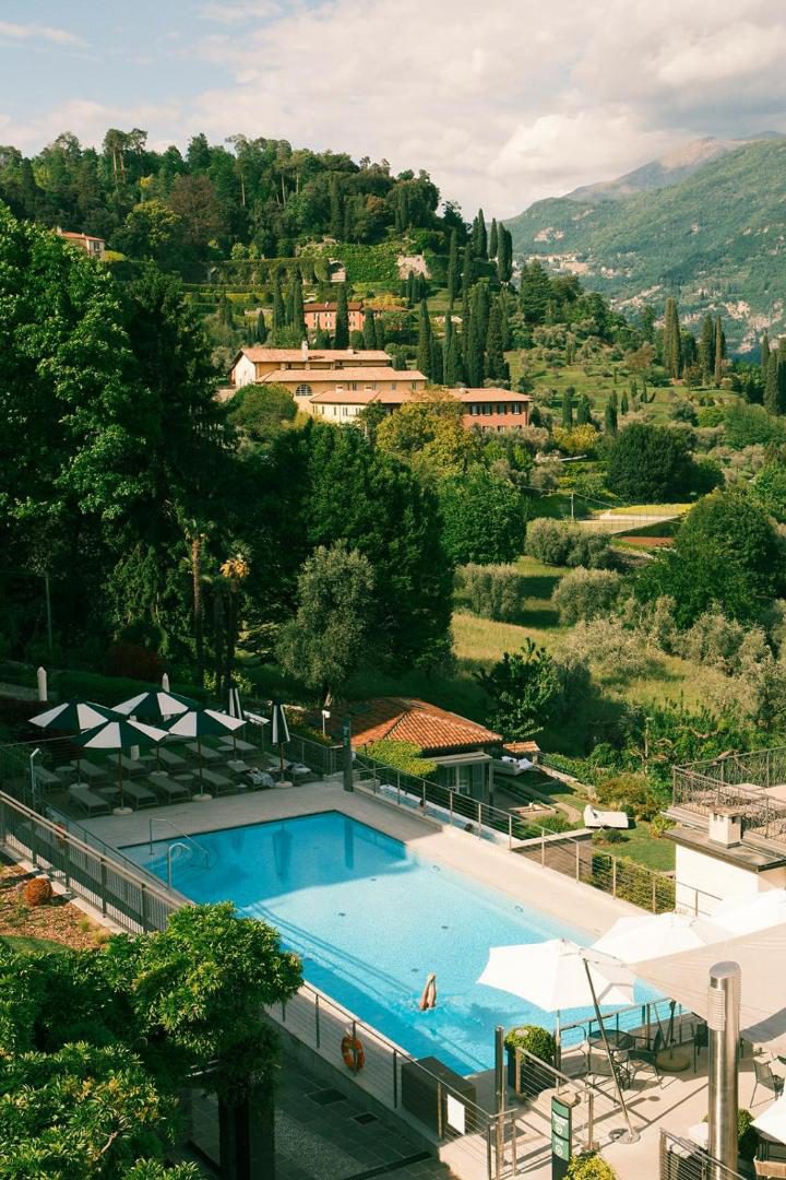 Hotel Belvedere – piscina infinita incalzita in gradina privata, cu chiparosi si peisajul Alpilor, Bellagio