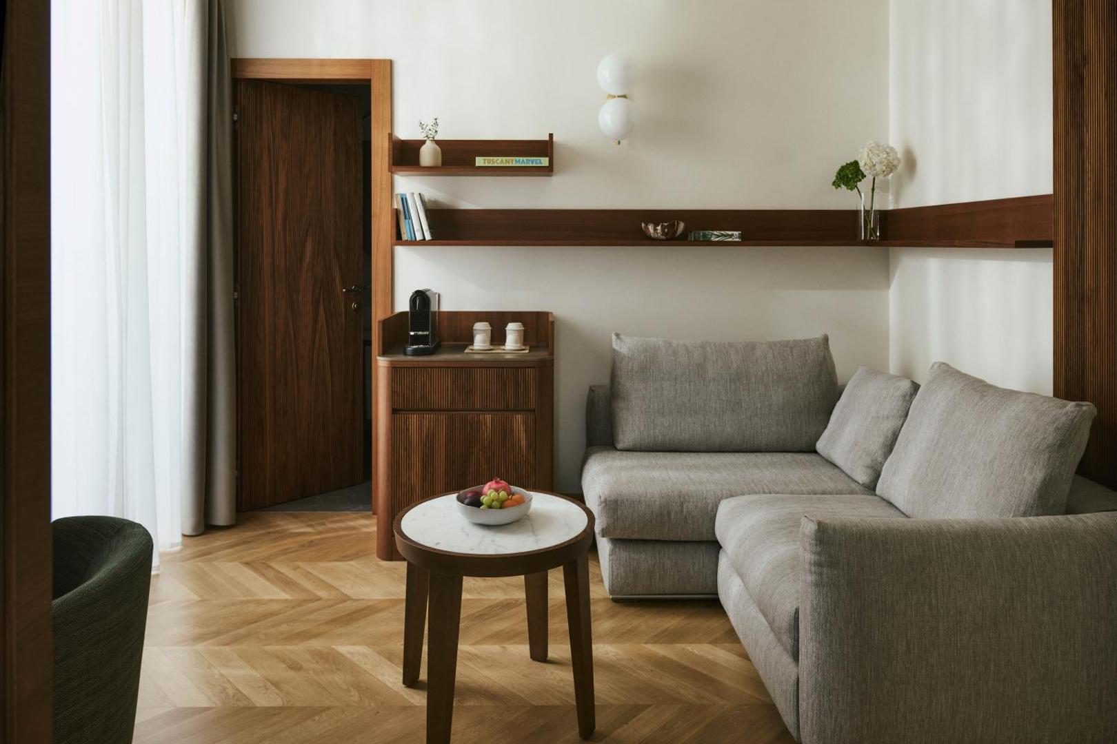 Hotel Belvedere – suita eleganta cu canapea gri, masa de cafea din marmura si coltar de cafea, Bellagio Hotel Belvedere – suita eleganta cu canapea gri, masa de cafea din marmura si coltar de cafea, Bellagio