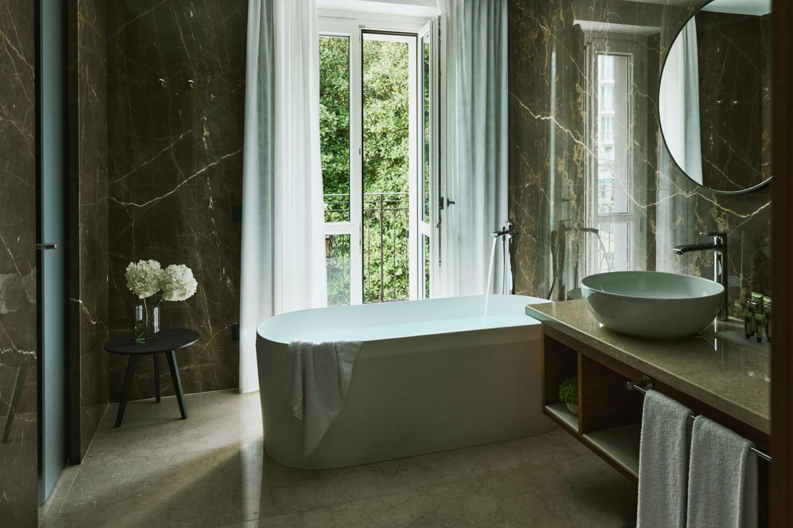 Hotel Belvedere – baie de lux cu cada independenta alba, pereti din marmura inchisa si lavoar, Bellagio Hotel Belvedere – baie de lux cu cada independenta alba, pereti din marmura inchisa si lavoar, Bellagio