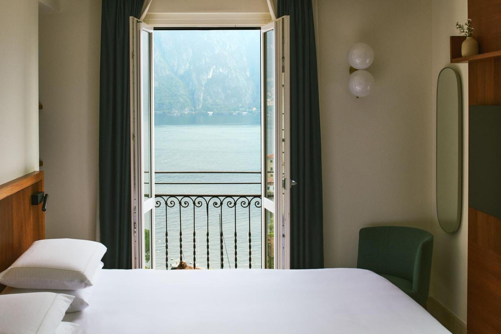 Hotel Belvedere – camera moderna cu pat dublu si balcon cu vedere directa la Lacul Como, Bellagio Hotel Belvedere – camera moderna cu pat dublu si balcon cu vedere directa la Lacul Como, Bellagio