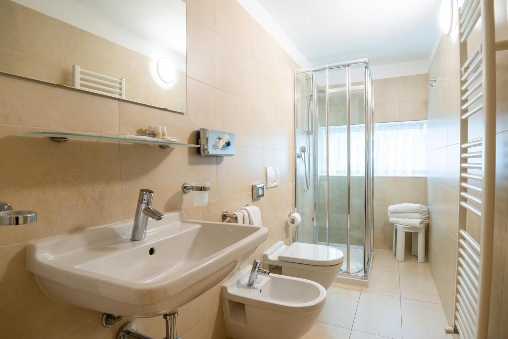 Hotel Como – baie moderna cu dus din sticla, lavoar, bidet si incalzitor de prosoape, Como Hotel Como – baie moderna cu dus din sticla, lavoar, bidet si incalzitor de prosoape, Como
