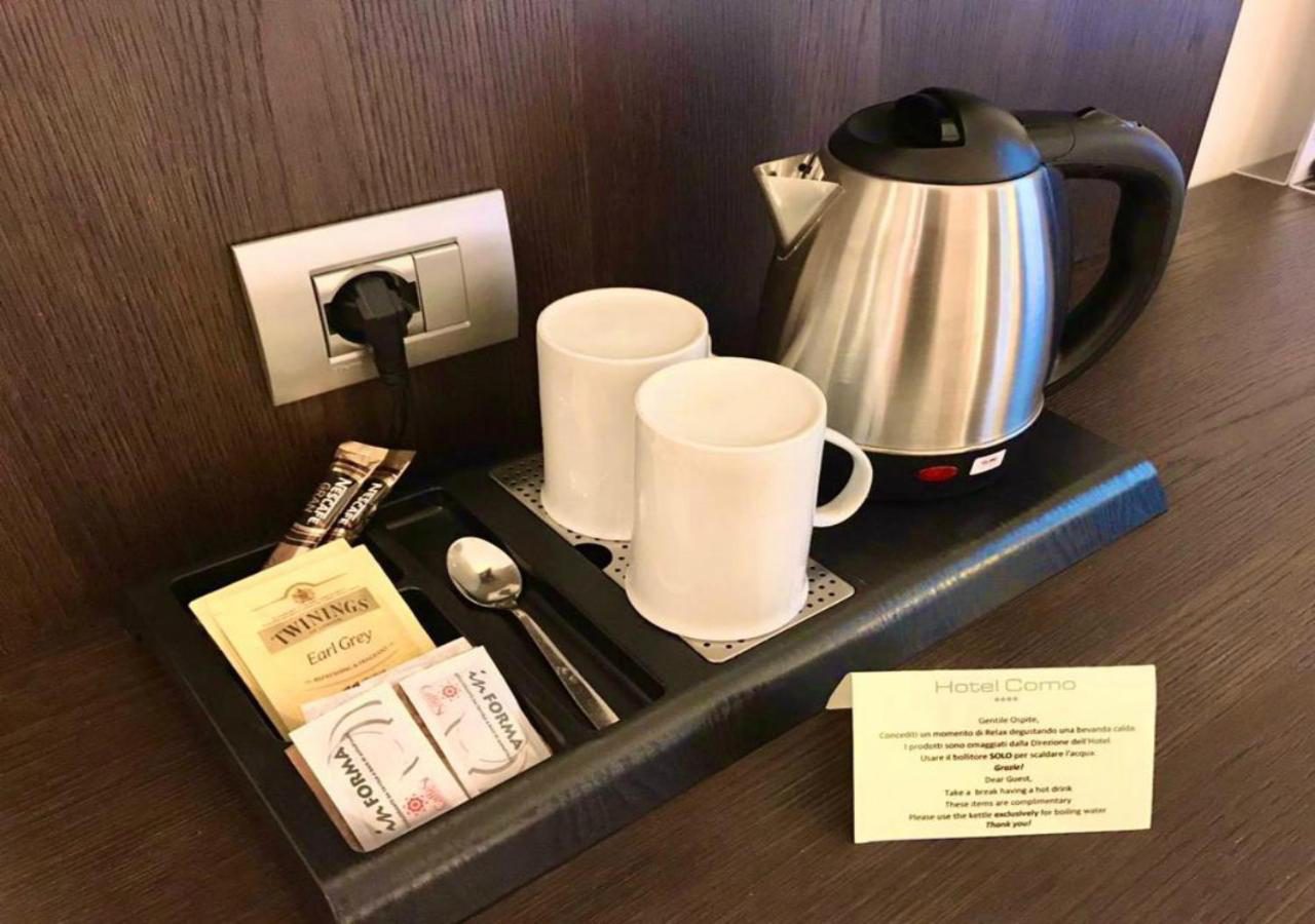 Hotel Como – set de ceai cu fierbator, cesti si produse de bun venit in camera de hotel Hotel Como – set de ceai cu fierbator, cesti si produse de bun venit in camera de hotel