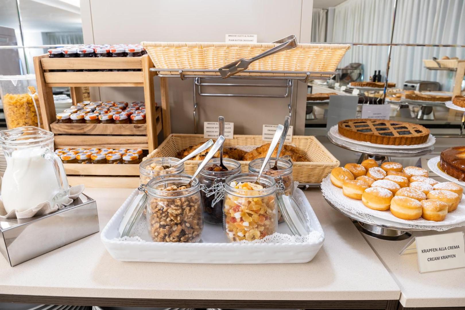 Hotel Como – bufet de mic dejun cu cozonaci, krapfen, tarte, gem si nuci, Como Hotel Como – bufet de mic dejun cu cozonaci, krapfen, tarte, gem si nuci, Como