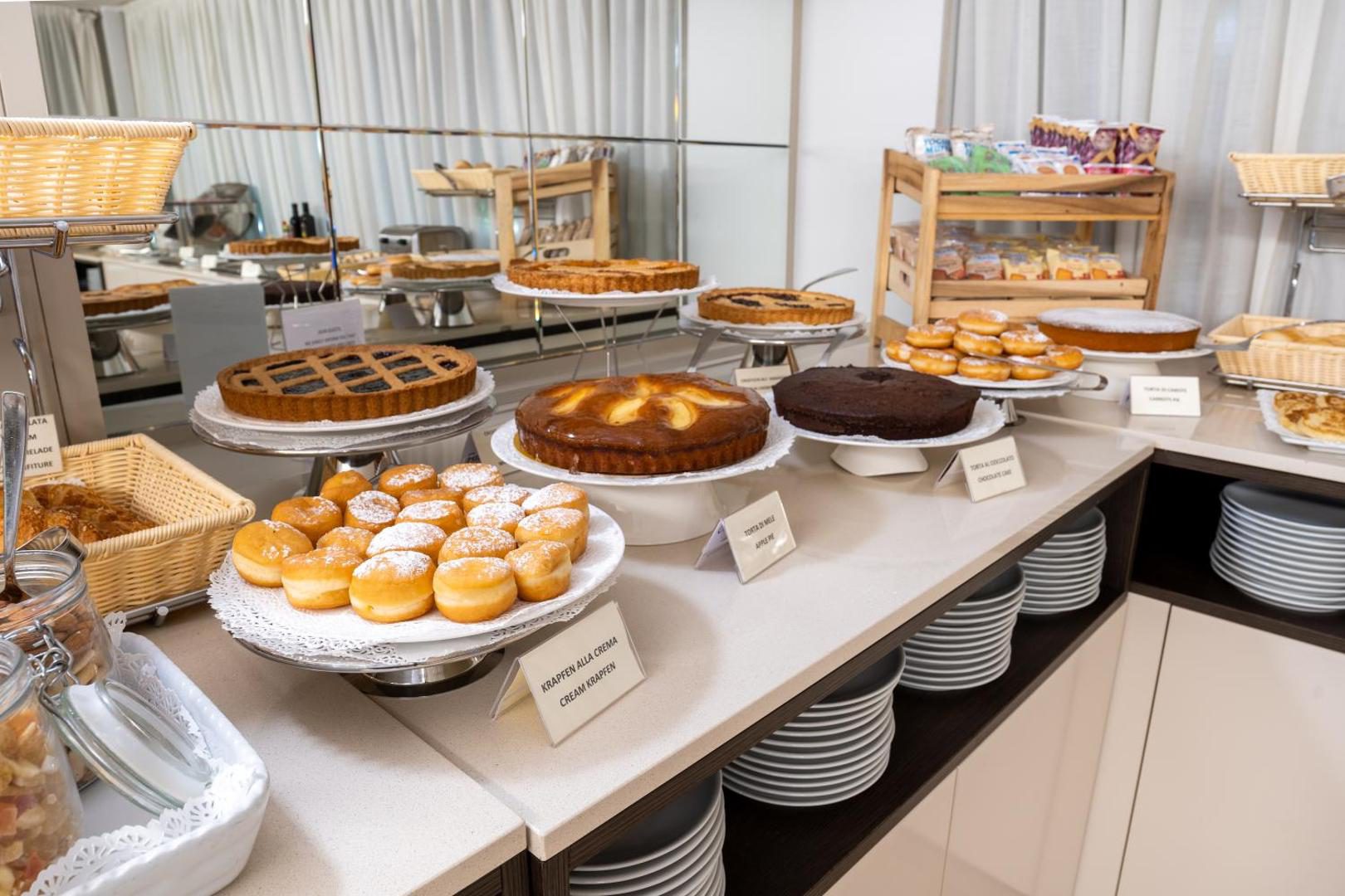 Hotel Como – sectiunea de produse de patiserie si prajituri a bufetului de mic dejun, Como Hotel Como – sectiunea de produse de patiserie si prajituri a bufetului de mic dejun, Como