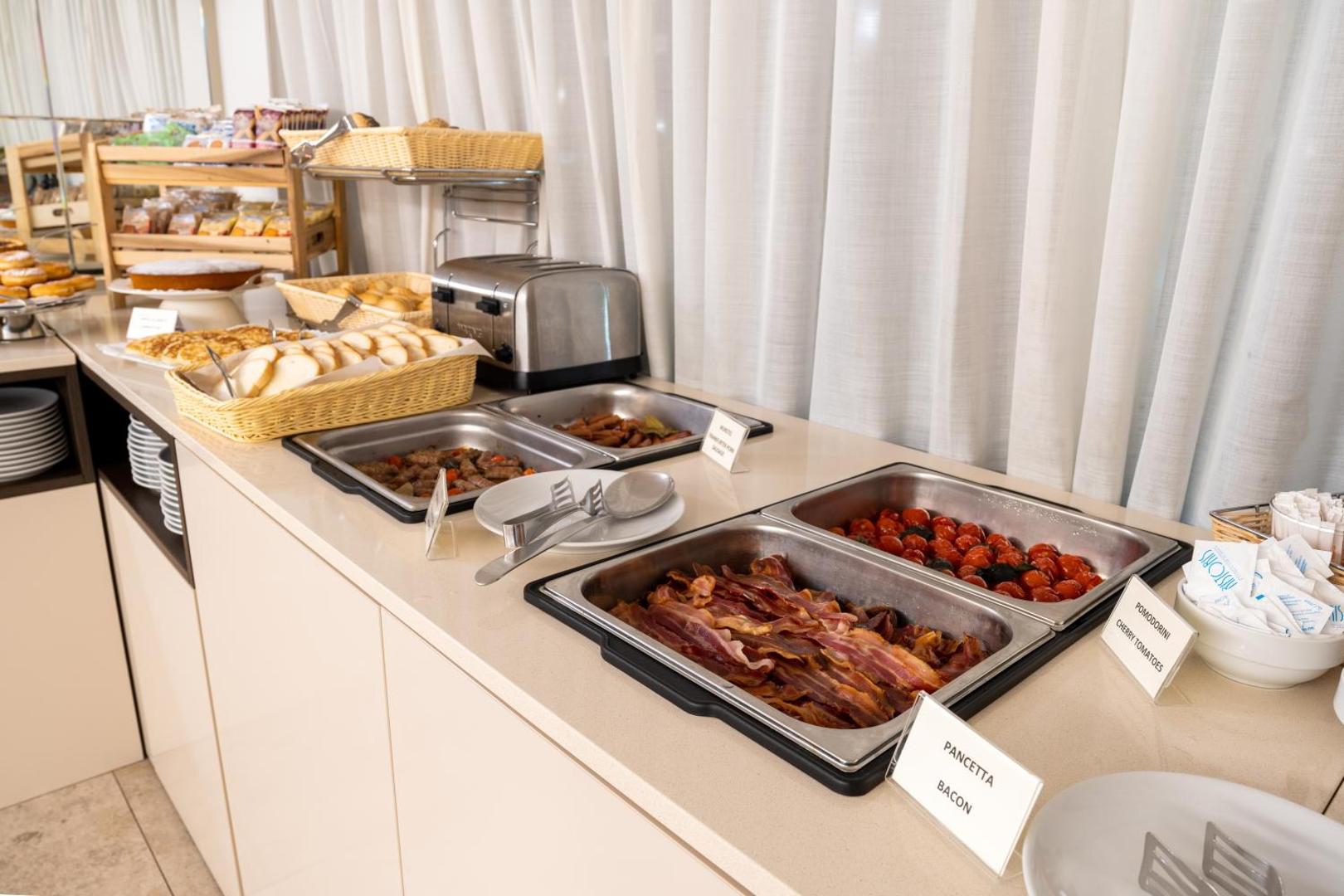 Hotel Como – bufet cald de mic dejun cu pancetta, rosii cherry si paine prajita, Como Hotel Como – bufet cald de mic dejun cu pancetta, rosii cherry si paine prajita, Como