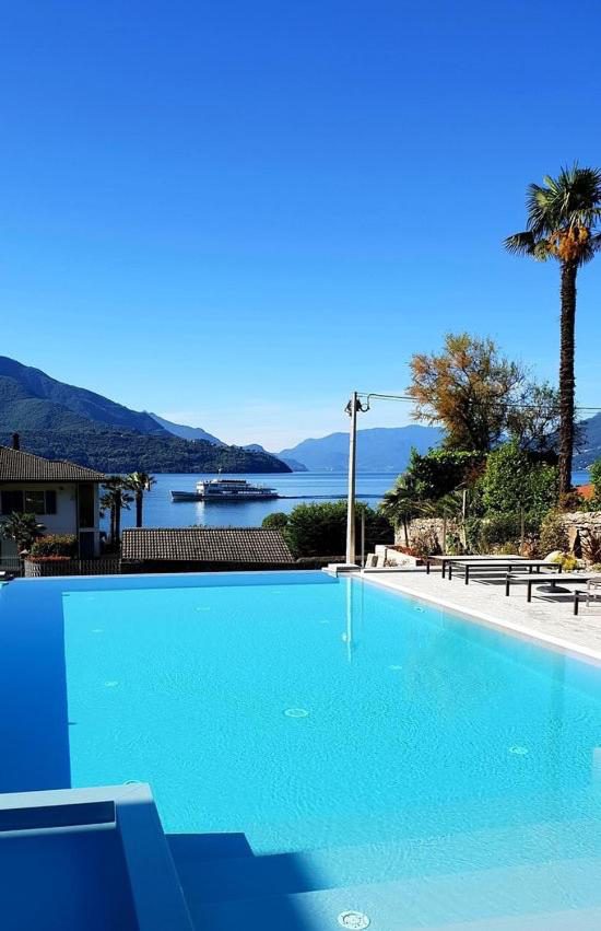 Hotel Domaso – piscina exterioară cu vedere la Lacul Como și feribotul pe lac, Domaso