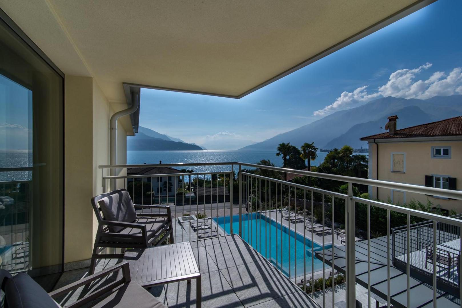 Hotel Domaso – vedere de pe balcon spre piscina exterioară și Lacul Como, Domaso Hotel Domaso – vedere de pe balcon spre piscina exterioară și Lacul Como, Domaso