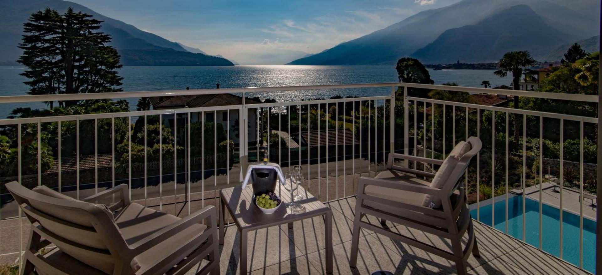 Hotel Domaso – terasă cu fotolii și vedere panoramică la Lacul Como și Alpi, Domaso Hotel Domaso – terasă cu fotolii și vedere panoramică la Lacul Como și Alpi, Domaso