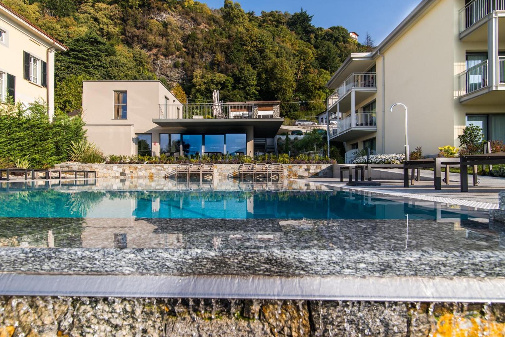 Hotel Domaso – piscina exterioară și clădirile hotelului văzute din exterior, Domaso Hotel Domaso – piscina exterioară și clădirile hotelului văzute din exterior, Domaso