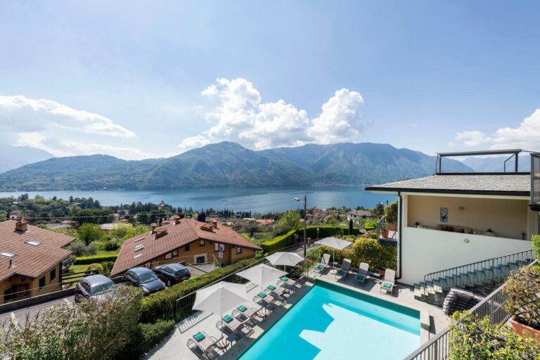 Hotel La Perla – piscina exterioara sezoniera cu sezlonguri si umbrele, cu panorama Lacului Como si Alpilor in fundal, Tremezzo
