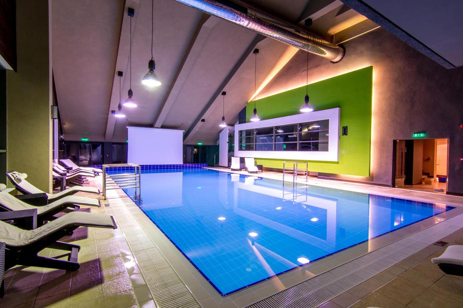 Hotel Orizont Predeal – piscina interioară cu iluminare ambientală seara Hotel Orizont Predeal – piscina interioară cu iluminare ambientală seara