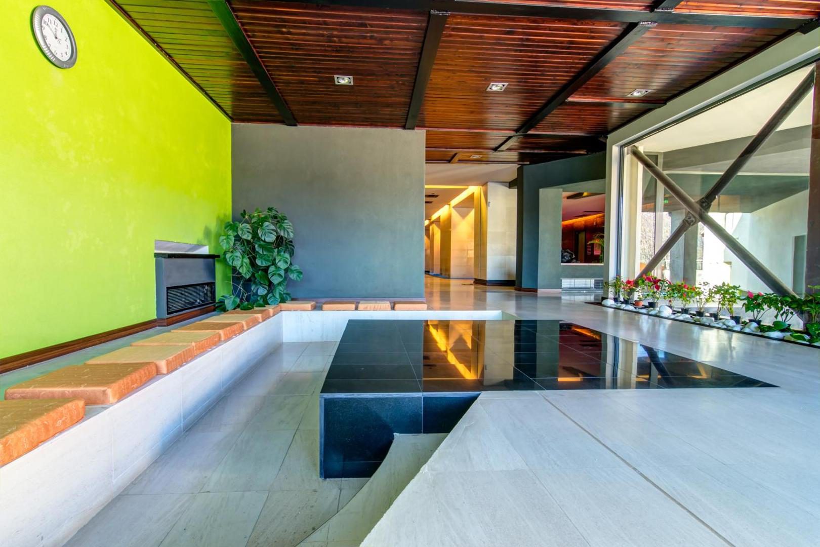 Hotel Orizont Predeal – piscina interioară, zona cu trepte de acces Hotel Orizont Predeal – piscina interioară, zona cu trepte de acces