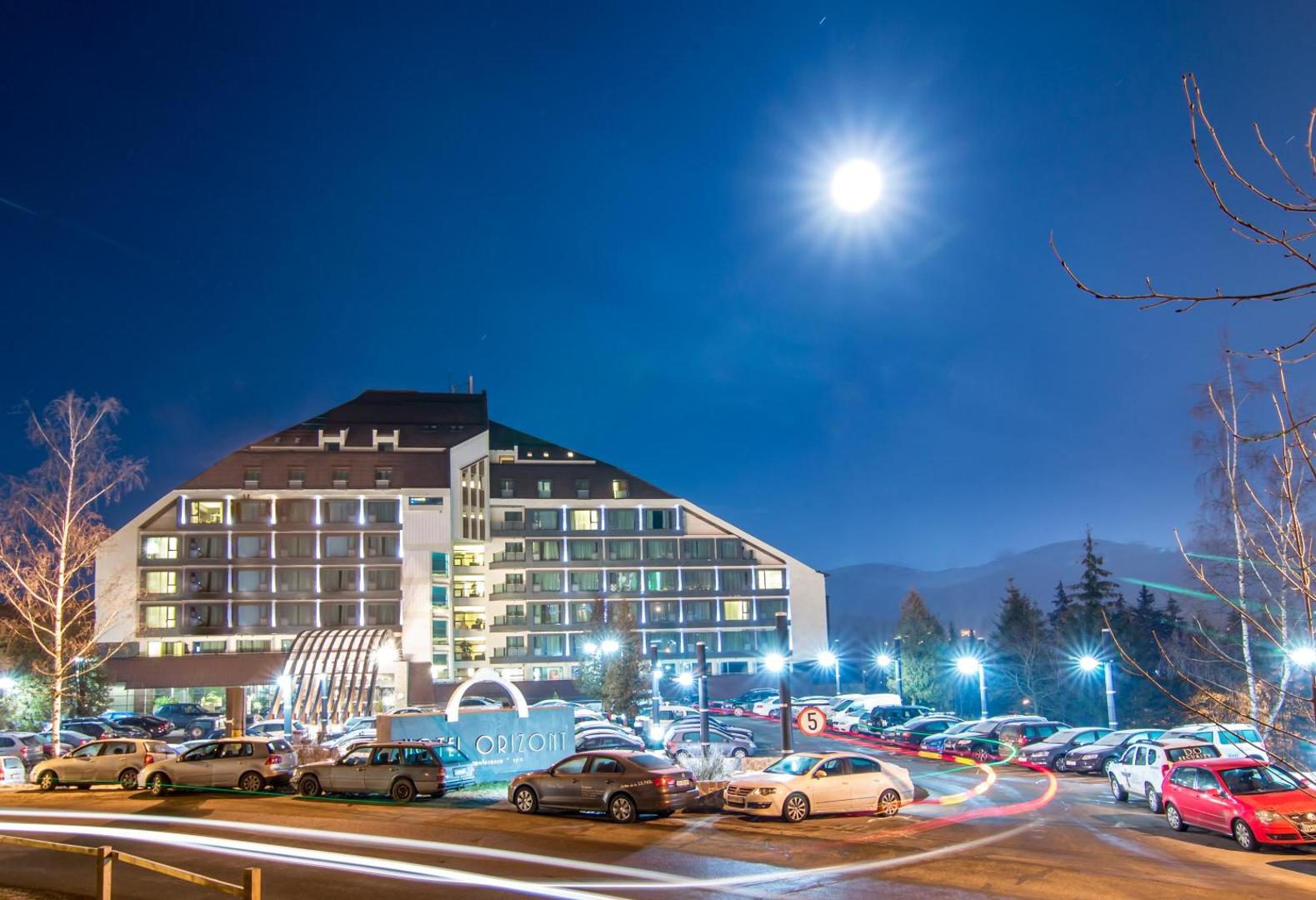 Hotel Orizont Predeal – clădirea hotelului seara Hotel Orizont Predeal – clădirea hotelului seara