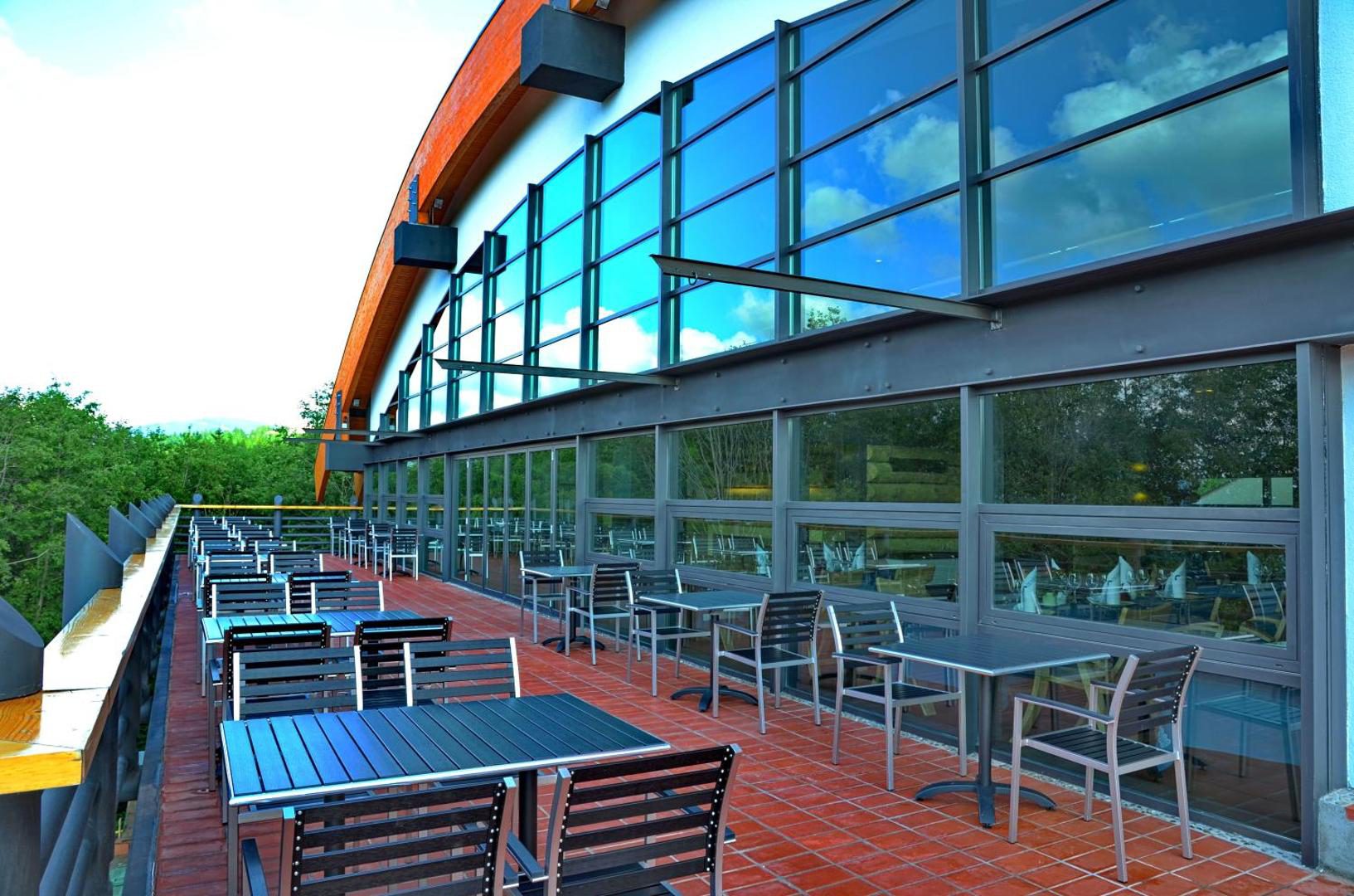 Hotel Orizont Predeal – terasă exterioară cu vedere la munte Hotel Orizont Predeal – terasă exterioară cu vedere la munte