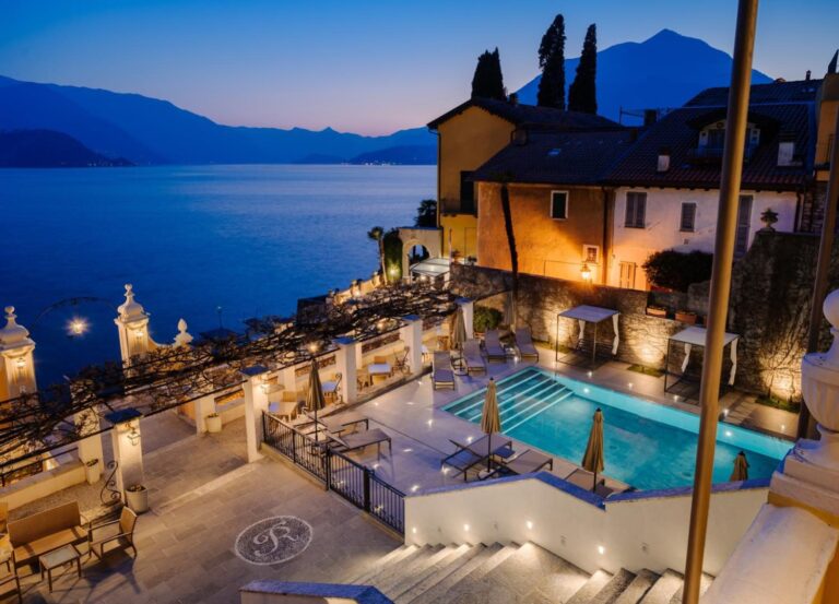 Hotel Royal Victoria Varenna – piscina incalzita iluminata la amurg cu vedere la Lacul Como si munti, terasa cu sezlonguri si pergola, Varenna