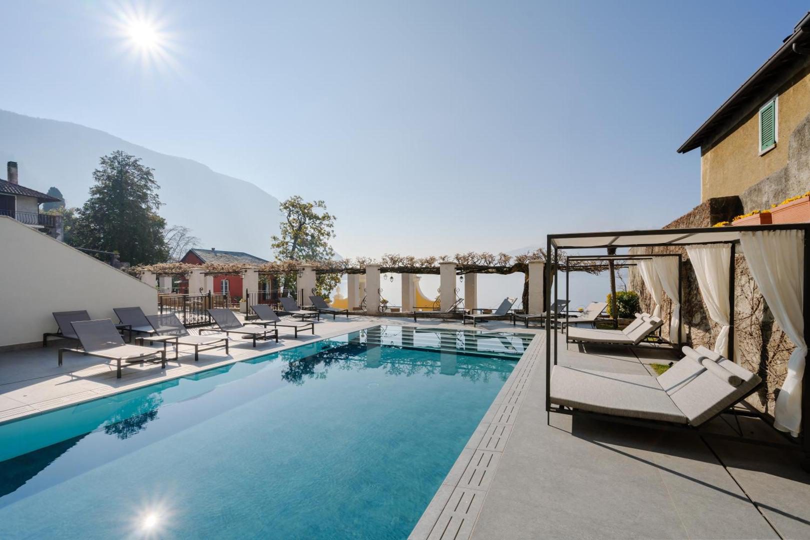 Hotel Royal Victoria Varenna – piscina incalzita exterioara cu sezlonguri, paturi de zi si pergola cu plante cataratore, Varenna, Lacul Como Hotel Royal Victoria Varenna – piscina incalzita exterioara cu sezlonguri, paturi de zi si pergola cu plante cataratore, Varenna, Lacul Como