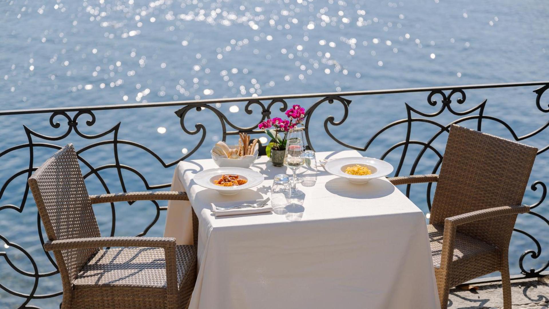 Hotel Royal Victoria Varenna – masa romantica pentru doi pe terasa cu balustrada de fier forjat direct pe malul Lacului Como, pasta italiana, Varenna Hotel Royal Victoria Varenna – masa romantica pentru doi pe terasa cu balustrada de fier forjat direct pe malul Lacului Como, pasta italiana, Varenna