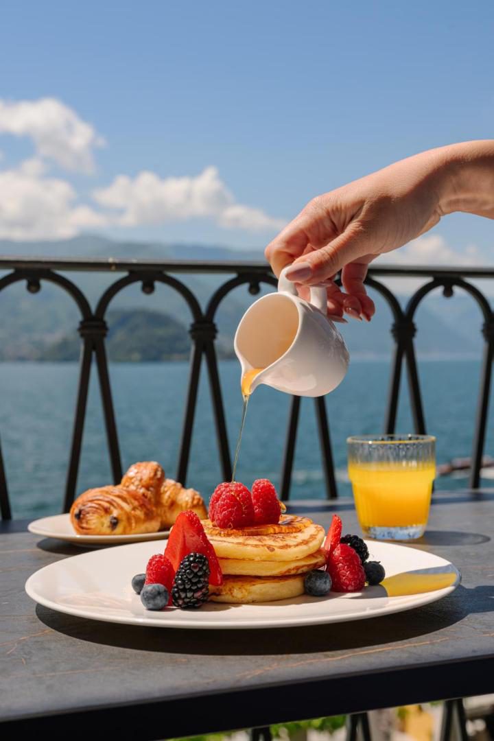 Hotel Royal Victoria Varenna – mic dejun cu clatite cu fructe de padure si miere pe terasa cu vedere panoramica la Lacul Como, Varenna Hotel Royal Victoria Varenna – mic dejun cu clatite cu fructe de padure si miere pe terasa cu vedere panoramica la Lacul Como, Varenna