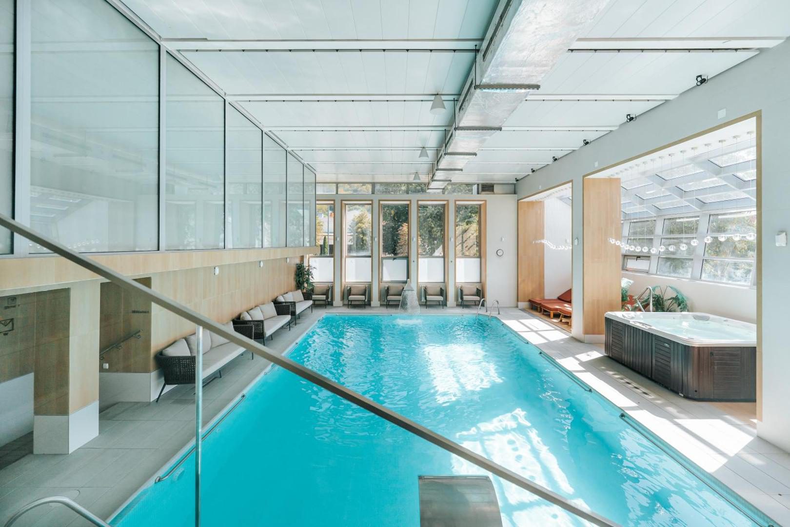 Piscină interioară la Hotel Sinaia Piscină interioară la Hotel Sinaia
