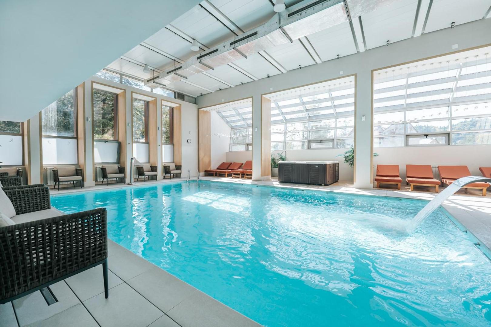Piscină interioară deschisă tot anul la Hotel Sinaia Piscină interioară deschisă tot anul la Hotel Sinaia