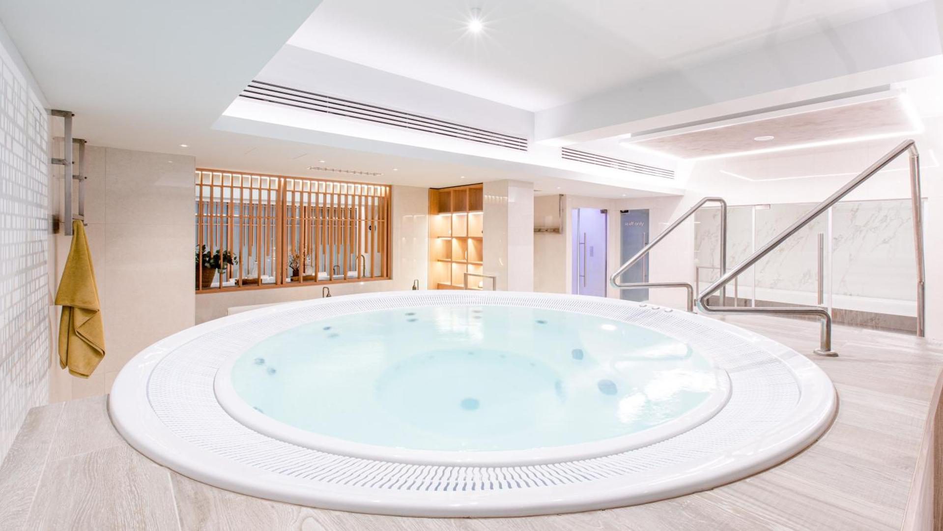 Cadă cu hidromasaj în centrul spa al Hotelului Sinaia Cadă cu hidromasaj în centrul spa al Hotelului Sinaia