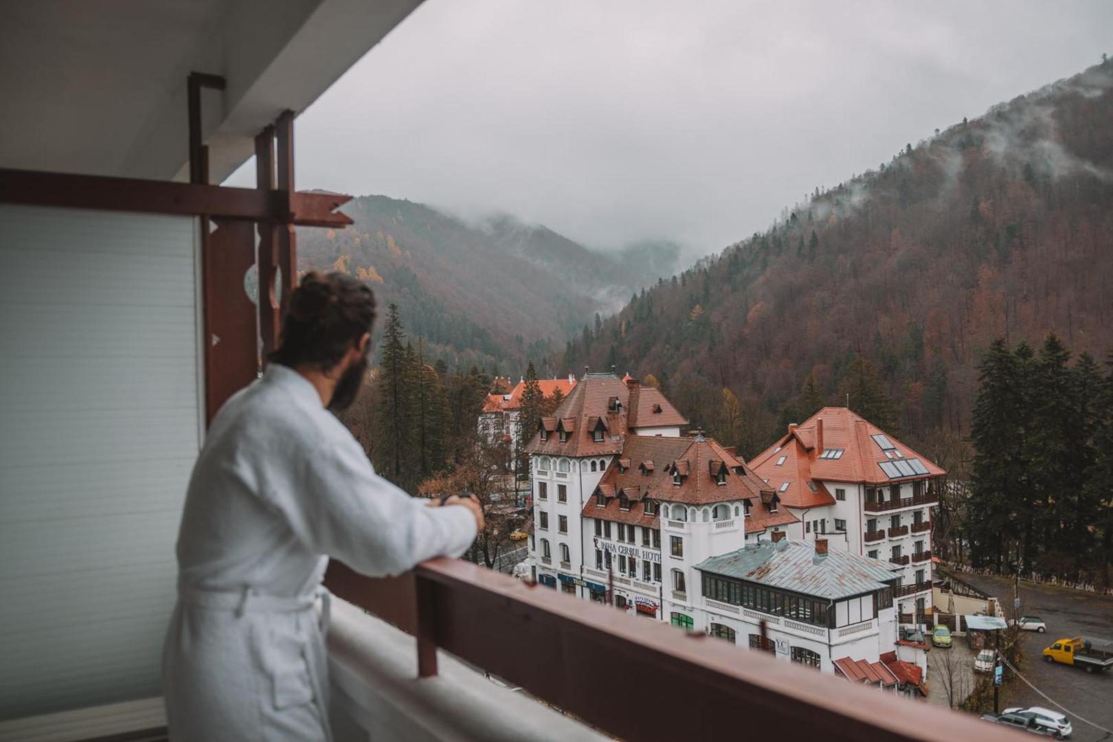 Vedere spre munți de la Hotel Sinaia Vedere spre munți de la Hotel Sinaia