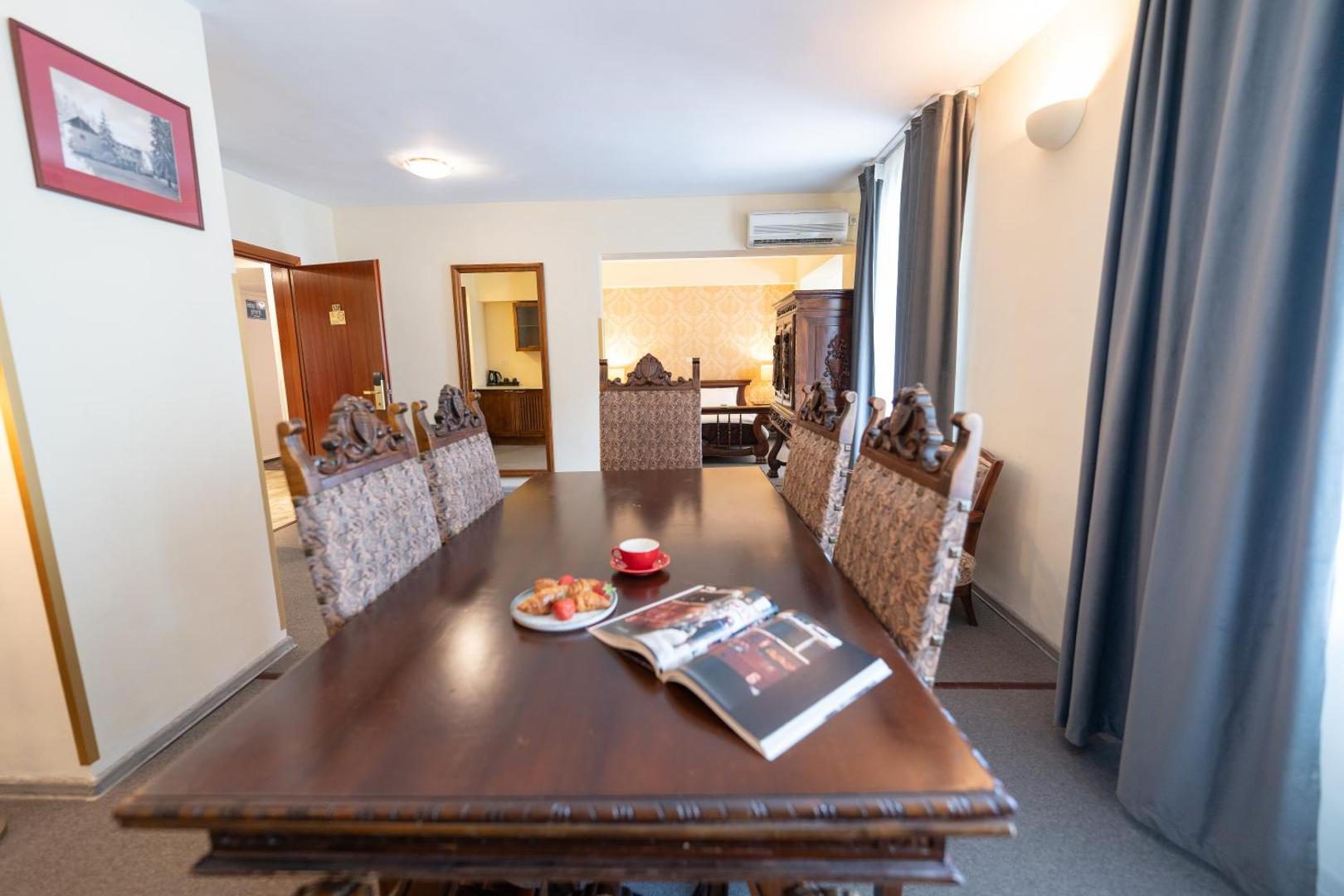 Apartament spațios la Hotel Sinaia Apartament spațios la Hotel Sinaia