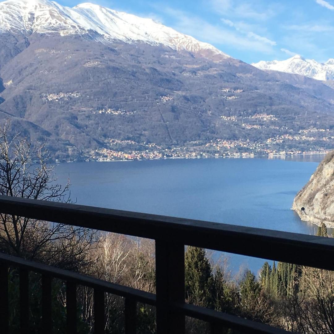 Hotel Diffuso Il Portichetto Perledo – vedere de iarna de pe balcon la Lacul Como cu munti acoperiti de zapada si sate pe malul celalalt, Perledo Hotel Diffuso Il Portichetto Perledo – vedere de iarna de pe balcon la Lacul Como cu munti acoperiti de zapada si sate pe malul celalalt, Perledo