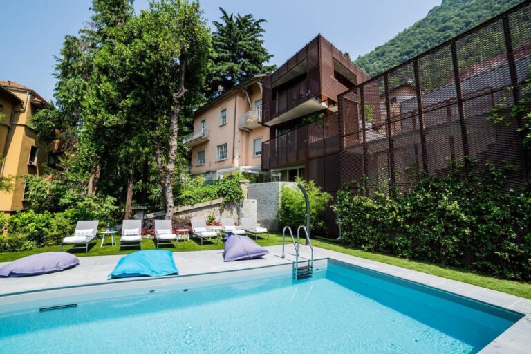 Le Stanze del Lago Suites & Pool – piscina în aer liber cu șezlonguri și grădina pensiunii, Como