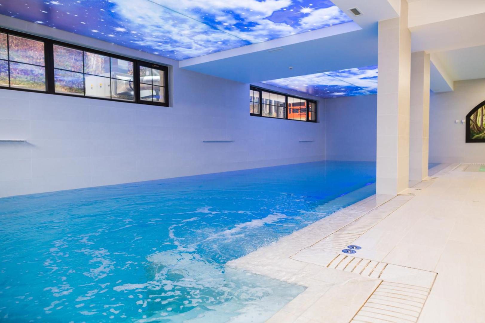 Piatra Pinului Ski & Spa – piscina interioară cu vedere spre pădure Piatra Pinului Ski & Spa – piscina interioară cu vedere spre pădure